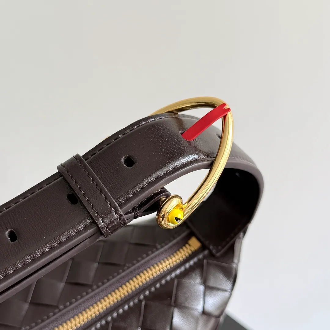 Batch 1880 BOTTEGA VENETA Year of the Snake🐍Limited Edition Wallace's classic Intreccio woven leather lunch bag, equipped with a lifelike golden snake-shaped buckle, playful and smart shape, which means the blessing of the snake. The shoulder strap can be adjusted in length. The shape of the bag evolved from the lunch bag. It has a classic shape and is versatile. The bag capacity is enough to carry mobile phones, keys, cosmetics, etc. during daily commuting and shopping. The limited edition for the Year of the Snake has an extra sense of sophistication, and it also means that snakes move around and bring good luck ~ Style number: 815395 (754443) Size: 22*13*9.5cm